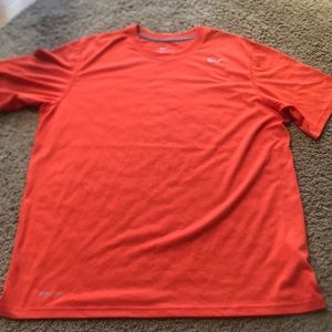 Like New NIKE men’s dri fit tee shirt sz L